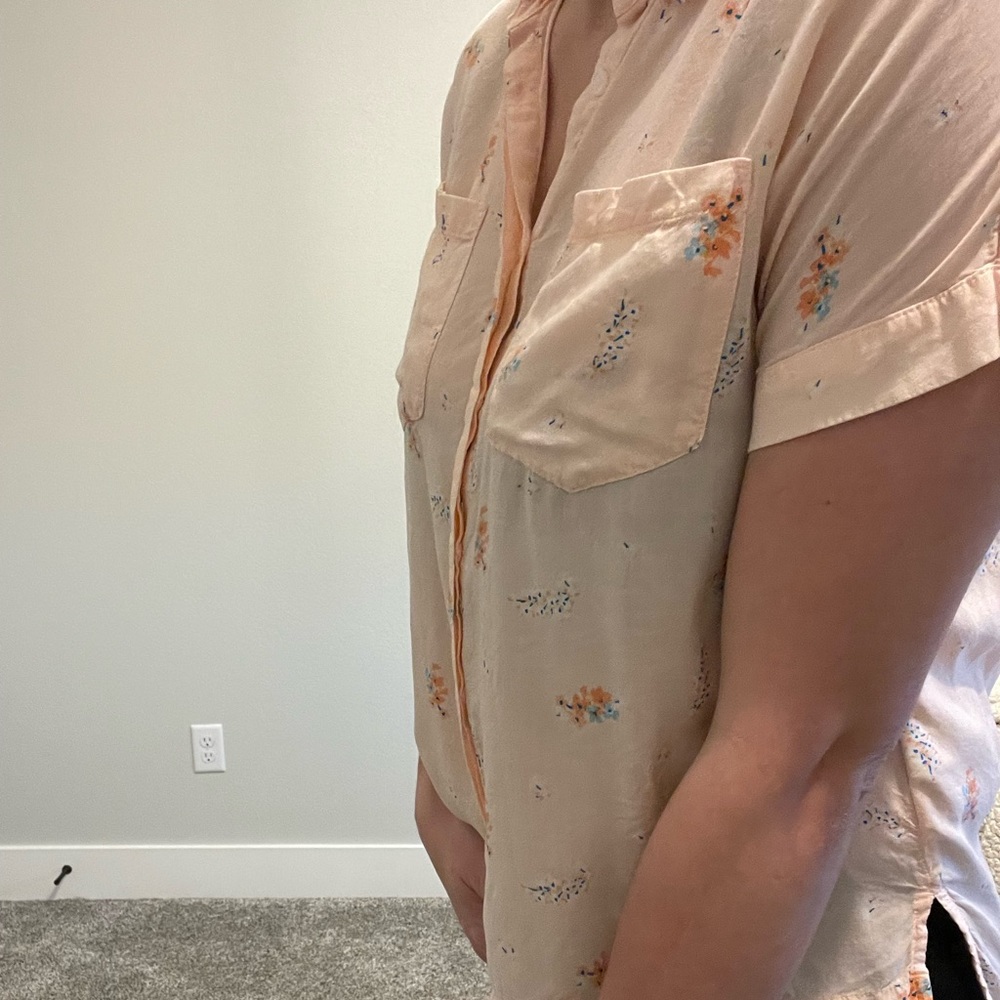 A New Day Peach Floral Blouse Size Medium Spring Top - Picture 2 of 10